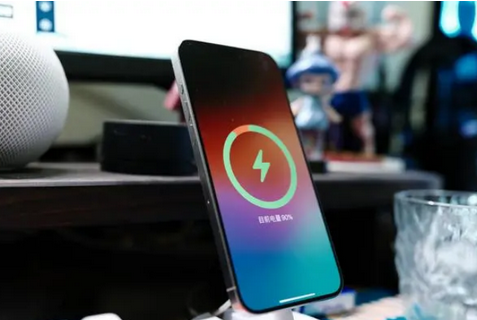 鄂托克前苹果15换屏服务分享用什么充电器给iPhone15充电更好 